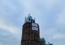 UK: Police attempt to remove loyalist bonfire ‘hate display’